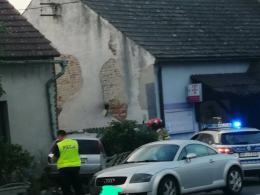 Zderzenie 3 pojazdów w Januszkowicach. Kierujący wjechał w budynek mieszkalny