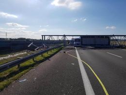 Ciężarówka staranowała metalowa konstrukcję na A4. Droga zablokowana w obu kierunkach