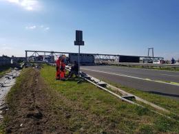 Ciężarówka staranowała metalowa konstrukcję na A4. Droga zablokowana w obu kierunkach