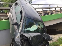 Wypadek w Strobicach w powiecie nyskim. Po zderzeniu auto zawisło na barierkach