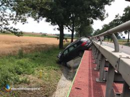 Wypadek w Strobicach w powiecie nyskim. Po zderzeniu auto zawisło na barierkach