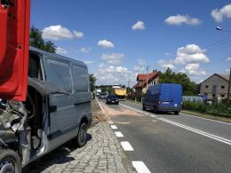 Młyny: Zderzenie samochodu dostawczego z kombajnem zbożowym. Dwie osoby w szpitalu