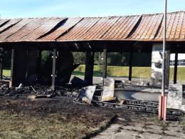 Spłonęła wiata łucznicza w Prudniku. Władze klubu szukają świadków