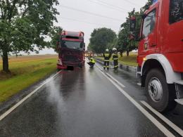 Dwie osoby ciężko ranne po czołowym zderzeniu osobówki z ciężarówką