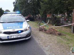 Kierujący audi ściął uliczną latarnię, ogrodzenie cmentarza i zatrzymał się na drzewie
