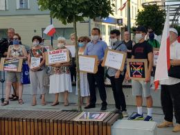Tęczowe Opole murem za Margot, narodowcy z kontrmanifestacją