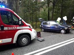 Volkswagen wpadł do rowu. Wypadek na DK45