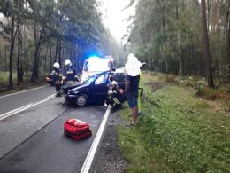 Volkswagen wpadł do rowu. Wypadek na DK45