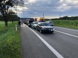 6 samochodów zderzyło się w Dąbrowie. Dwie osoby zabrane do szpitala