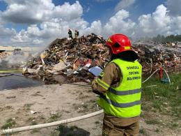 Kilkanaście zastępów straży walczy z pożarem wysypiska w Kędzierzynie-Koźlu