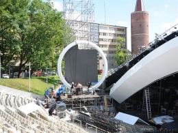 W opolskim amfiteatrze wznosi się scena tegorocznego Krajowego Festiwalu Polskiej Piosenki