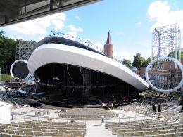 W opolskim amfiteatrze wznosi się scena tegorocznego Krajowego Festiwalu Polskiej Piosenki