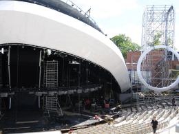 W opolskim amfiteatrze wznosi się scena tegorocznego Krajowego Festiwalu Polskiej Piosenki