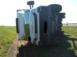 Samochód dostawczy przewrócił się na autostradzie A4
