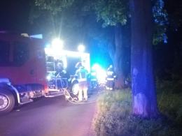 19-latka kierująca osobówką wjechała w drzewo. Jest w ciężkim stanie