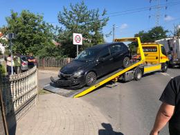 Kolizja na Oświęcimskiej. Samochód wjechał na prywatny plac zabaw