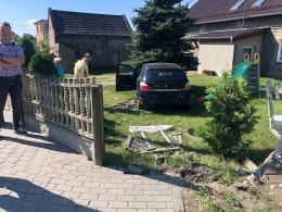 Kolizja na Oświęcimskiej. Samochód wjechał na prywatny plac zabaw