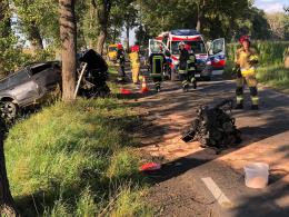 Wypadek w Wawelnie pod Opolem. Audi uderzyło w drzewo