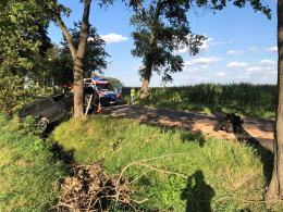 Wypadek w Wawelnie pod Opolem. Audi uderzyło w drzewo