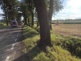 Wypadek w Wawelnie pod Opolem. Audi uderzyło w drzewo