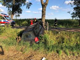 Wypadek w Wawelnie pod Opolem. Audi uderzyło w drzewo