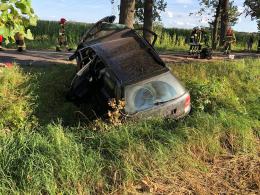 Wypadek w Wawelnie pod Opolem. Audi uderzyło w drzewo