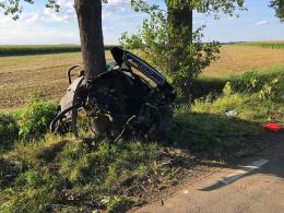 Wypadek w Wawelnie pod Opolem. Audi uderzyło w drzewo