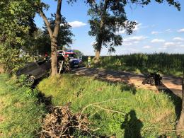 Wypadek w Wawelnie pod Opolem. Audi uderzyło w drzewo