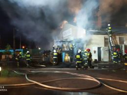 Pożar stolarni w Świerczach gasiło 8 zastępów straży pożarnej