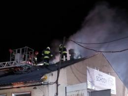 Pożar stolarni w Świerczach gasiło 8 zastępów straży pożarnej