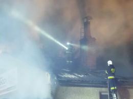 Pożar stolarni w Świerczach gasiło 8 zastępów straży pożarnej
