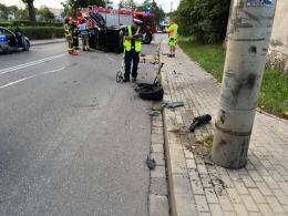 Kierowca osobówki staranował słup na ulicy Popiełuszki w Opolu