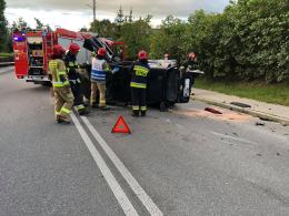 Kierowca osobówki staranował słup na ulicy Popiełuszki w Opolu