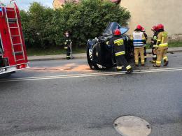 Kierowca osobówki staranował słup na ulicy Popiełuszki w Opolu