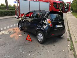 Kierowca osobówki staranował słup na ulicy Popiełuszki w Opolu