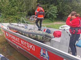 Ponton bez pasażerów dryfował po jeziorze nyskim. Poranna akcja WOPR