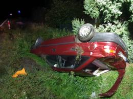 Auto uderzyło w sarnę i dachowało w rowie. Niebezpieczne zdarzenie w Byczynie