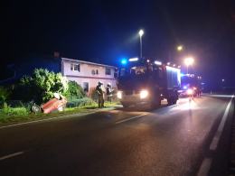 Auto uderzyło w sarnę i dachowało w rowie. Niebezpieczne zdarzenie w Byczynie