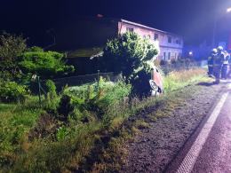 Auto uderzyło w sarnę i dachowało w rowie. Niebezpieczne zdarzenie w Byczynie