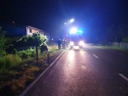 Auto uderzyło w sarnę i dachowało w rowie. Niebezpieczne zdarzenie w Byczynie