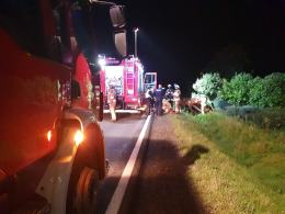 Auto uderzyło w sarnę i dachowało w rowie. Niebezpieczne zdarzenie w Byczynie