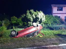 Auto uderzyło w sarnę i dachowało w rowie. Niebezpieczne zdarzenie w Byczynie