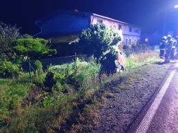 Auto uderzyło w sarnę i dachowało w rowie. Niebezpieczne zdarzenie w Byczynie