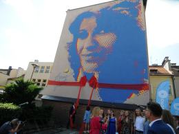 Mural Anny Jantar oficjalnie odsłonięty. W uroczystościach uczestniczyła Natalia Kukulska