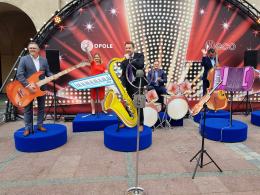 Muzyczna instalacja na rynku w Opolu a w niej...można zagrać prawdziwy koncert
