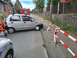 81-letni kierujący Matizem wjechał w bariery. Został ranny