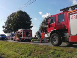 Niebezpieczne zdarzenie w Bierdzanach. Bus wypadł z drogi