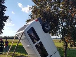 Niebezpieczne zdarzenie w Bierdzanach. Bus wypadł z drogi