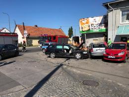Zderzenie kilku osobówek na skrzyżowaniu Prószkowskiej i Kwoczka. 3 osoby w szpitalu