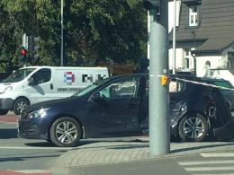 Wypadek z udziałem nieoznakowanego radiowozu policyjnego na skrzyżowaniu w Opolu